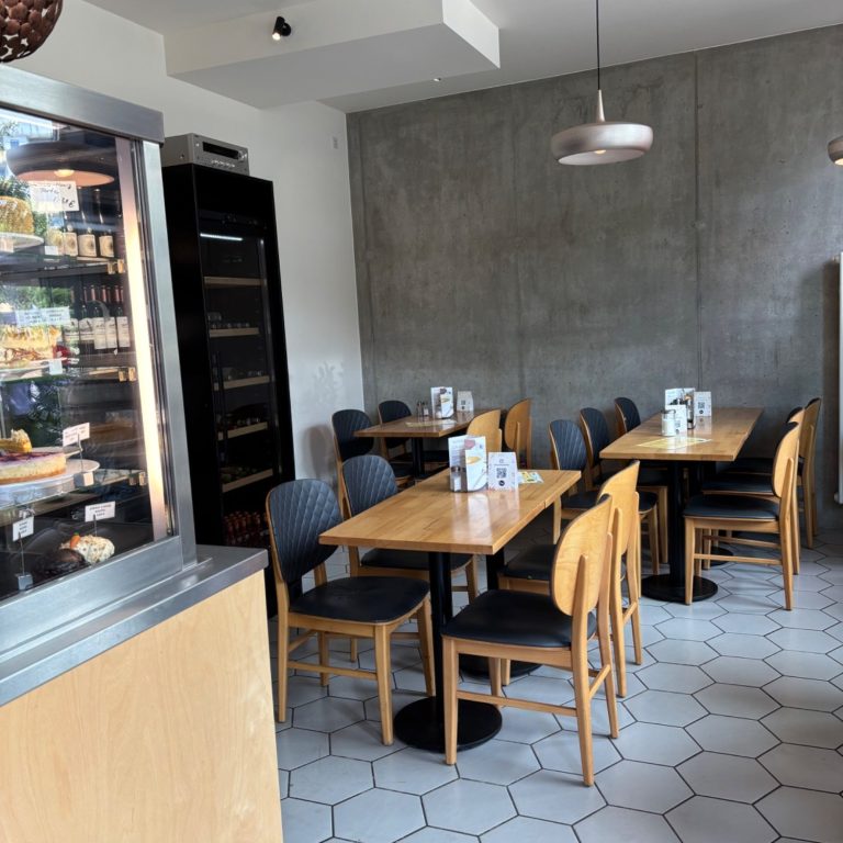 Festlich gedeckte Tafel für eine Veranstaltung im Nîsk Café